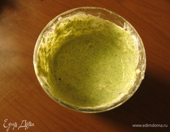 Соединим соленую рыбу, йогурт и зелень. Перемелем. 