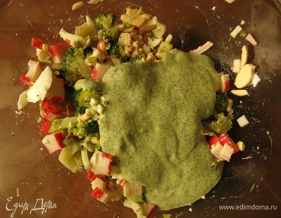 Заправим салат соусом зеленым. Такая заливка даст соленость, чуть вкус рыбы, но вместе с этим не затмит вкус капусты и крабовых палочек.