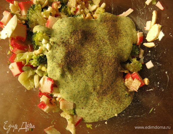 Перчим, чуть солим при необходимости. От соли можно совсем отказаться, все зависит от солености рыбы.