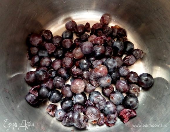 Высыпать ягоды в кастрюлю.