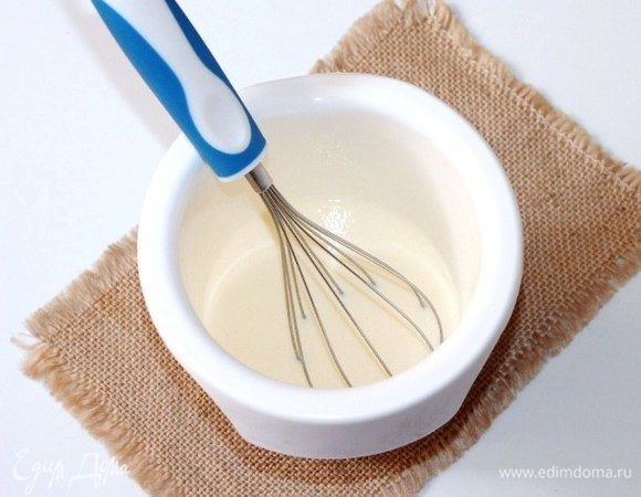 Взбить белки с йогуртом. 
