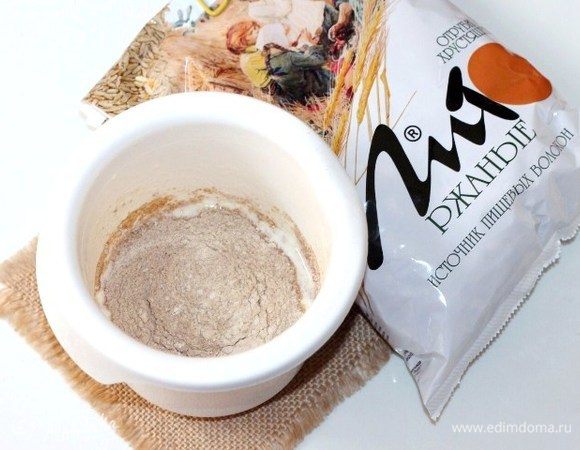 Смешать отруби с белковой массой.