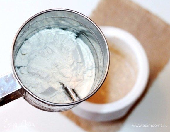 Просеять муку и по одной столовой ложке вмешать в творожную смесь. 
