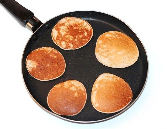 Затем разогреваем сковороду и жарим лепешки. 
