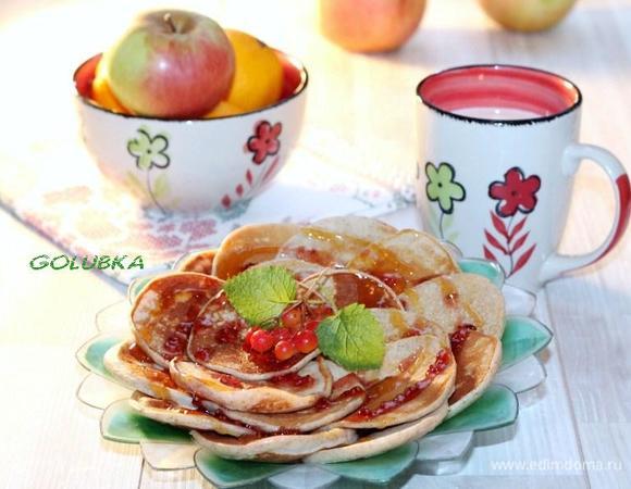 К ржаным лепешкам можно подать ягодный соус.