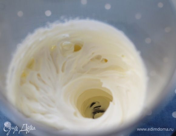 Остальные сливки взбить. Силиконовые формочки для кексов ополоснуть водой и поставить на 10 минут в морозилку (так будет проще доставать закуску).