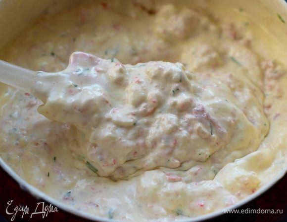 Желатин отжать, распустить в микроволновке, влить в сливочно-крабовую массу, добавить взбитые сливки и размешать. Выложить пену в формочки (у меня получилось 4 шт. ровно, у вас, возможно, формы другой вместимости, и выйдет больше). Поставить в холодильник примерно на 30 минут или больше.