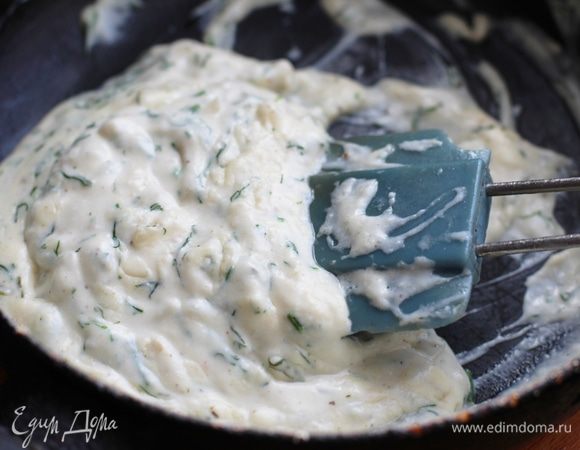 Нарезанный мелко лук и щепотку имбиря обжарить на оливковом масле минуты три на среднем огне.
Влить шампанское и выпаривать около пяти минут.
Влить сливки и выпаривать до нужной густоты соуса.
Добавить соль, сливочное масло и лимонный сок. Пробить массу блендером, добавить зелень.
Полностью остудить.