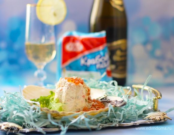 Перед самой подачей достать формочки из холодильника и опустить с кипяток на несколько секунд. Так пена будет легко выниматься. Перевернуть формочку на тарелку для подачи (я использовала раковины гребешка), полить сверху соусом.