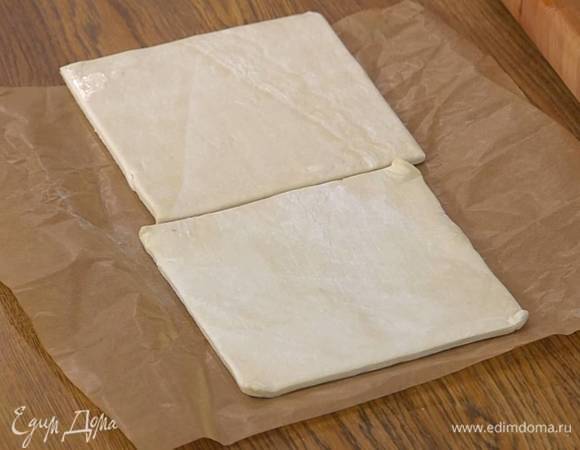 Тесто предварительно разморозить, затем слегка раскатать.