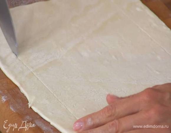 Отступив на полтора сантиметра от краев, надрезать тесто ножом, не прорезая насквозь, так чтобы получились бортики.