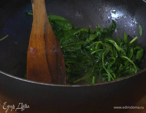 Приготовить начинку: в глубокой сковороде разогреть сливочное и оливковое масло и обжарить шпинат так, чтобы он стал мягким, затем добавить мускатный орех, слегка посолить, поперчить, перемешать и снять с огня.