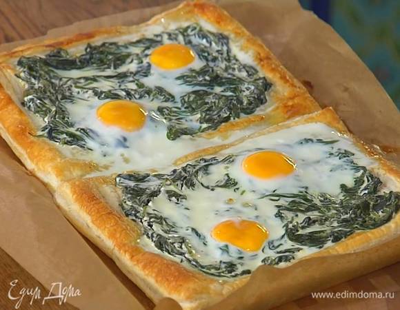 Выпекать пироги еще 7‒8 минут, если любите «бегущие» яйца, или около 12 минут, если вам нравятся плотные желтки.