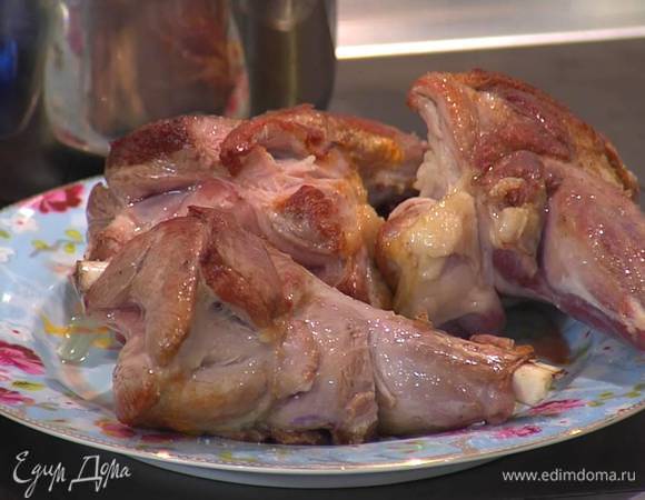 Разогреть в тяжелой, глубокой кастрюле оливковое масло и обжаривать ягнятину со всех сторон до появления золотистой корочки.