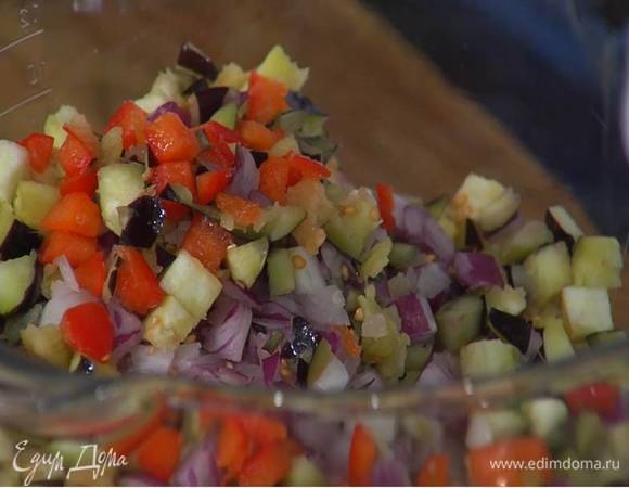 Баклажаны, сладкий перец, лук и чеснок нарезать маленькими кубиками.