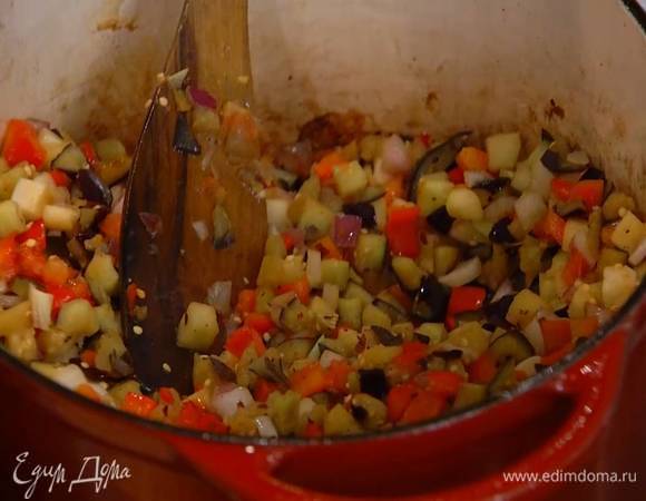 Обжаренное мясо переложить на тарелку, а в кастрюлю выложить нарезанные овощи, добавить соль, черный перец и чили, все перемешать и обжаривать пару минут.