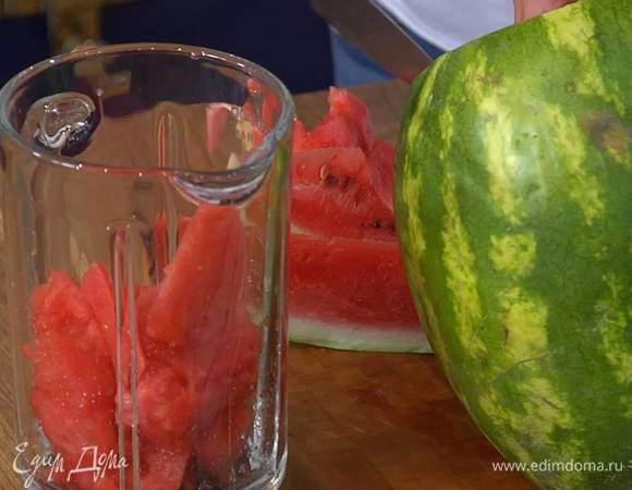 Арбузную мякоть отделить от корок и, удалив семечки, измельчить в блендере в пюре.