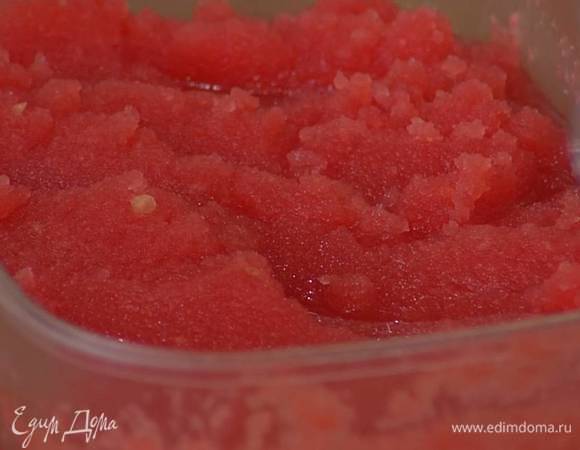 Поместить граниту в морозильник на 3‒4 часа, каждые 30‒40 минут перемешивать деревянной ложкой.