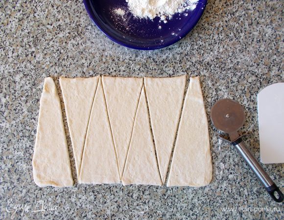 Разрезаем тесто на треугольники. 
