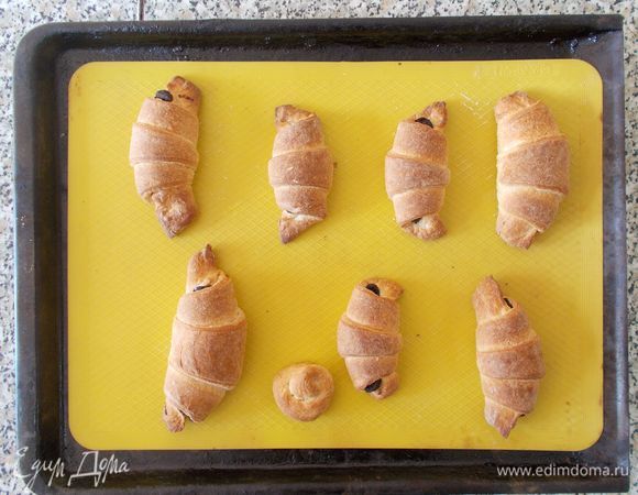 Если яйцом не смазывали, то посыпаем горячие круассаны сахарной пудрой.