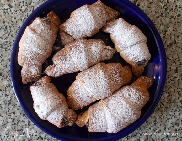 Круассаны получились пышными, воздушными, в меру сладкими. Пахнут шоколадкой ))
Это очень простой рецепт, поскольку используется готовое тесто и готовая маковая начинка. Причем, если вы не использовали всю начинку из «колбаски», ее можно хранить в холодильнике в закрытом пакете около месяца и в любой момент можно ею воспользоваться и приготовить что-нибудь вкусненькое! 
Приготовление очень быстрое, и всегда отличный результат! Ваши домочадцы оценят.
