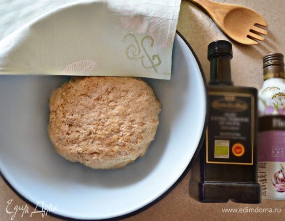 Замесите тесто и сформируйте из него шар. Получается достаточно мягкое, но упругое тесто. Накройте чистым полотенцем и поставьте на 3 часа в теплое место. 