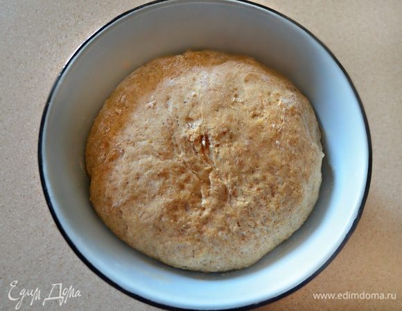 Пару раз за это время необходимо обмять тесто. По истечении 3 часов оно заметно увеличится в объеме.