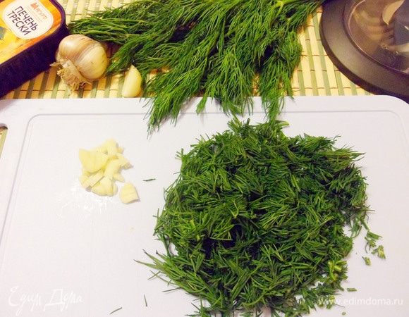 Чеснок почистить, порезать мелкими кусочками. Зелень укропа порубить ножом.