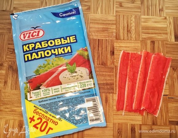 Мелко порубите крабовые палочки ТМ VICI. Используйте только красные части палочек, если хотите добавить больше цвета блюду.
