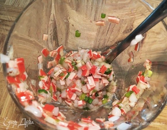 Смешайте измельченные ингредиенты вместе. Добавьте ¼ взбитого яйца, соль, сахар, перец и паприку. Перемешайте.
