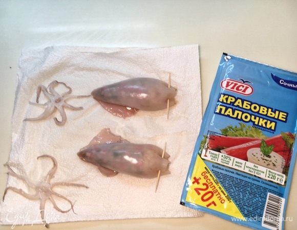 Набейте тушки кальмара смесью и плотно закрепите зубочистками.