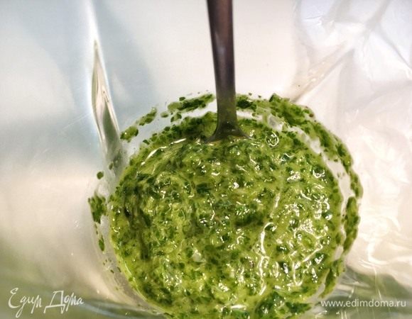 Чимичурри. В блендере измельчите кинзу с зеленым луком, чесноком, соком лимона, рыбным соусом и маслом до однородной массы. Приправьте солью и перцем.
	
