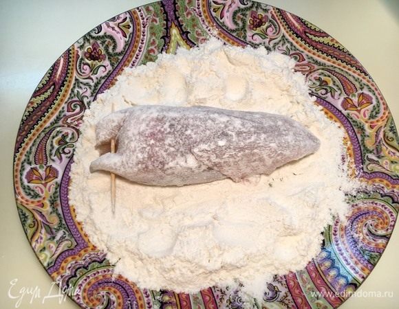 Перед обжаркой обваляйте тушки в муке со щепоткой соли и перца.