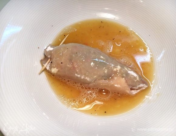 Затем — в остатке взбитого яйца со щепоткой соли и перца.
