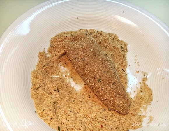 Затем — в панировке со щепоткой соли и перца. 
Убедитесь, что на каждом шаге тушки были полностью покрыты, тогда корочка будет благородного золотого цвета и хрустящей.
