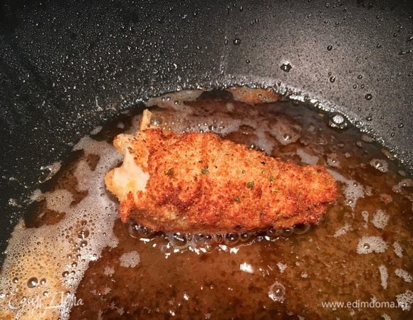 Обжарьте тушки во фритюрнице по 3 минуты с каждой стороны. Щупальца требуют по минуте с каждой стороны. Если фритюрницы нет, можно использовать глубокую сковороду. Выложите их на бумажное полотенце, чтобы впитать лишнее масло.
