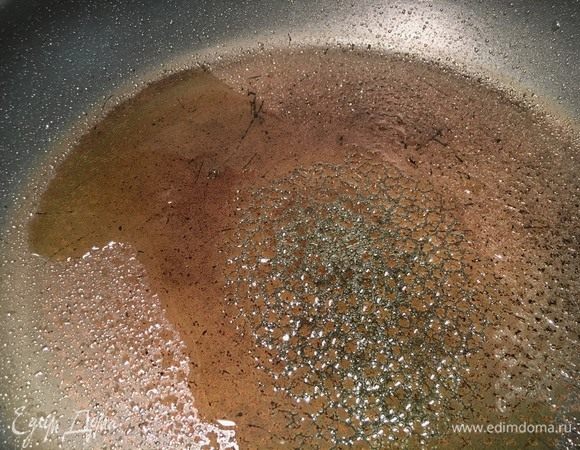 Примерно через минуту шипение полностью исчезнет, и кружево само отстанет от дна сковороды.
