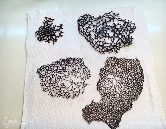 Аккуратно переместите при помощи лопатки готовый тюили на бумажное полотенце, чтобы впитался излишек масла. Проделайте процедуру с оставшейся смесью.