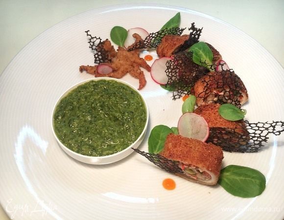 Выложите чимичурри в соусник (можно просто выложить на тарелку при помощи ложки). Завершите украшение тонкими ломтиками редиса и листьями корна. Наслаждайтесь произведенным фурором. Приятного аппетита!
