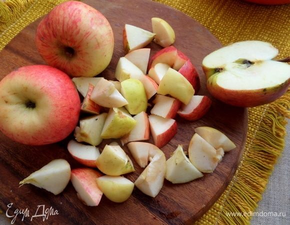 Яблоки у меня тоже садовые, нарезать кусочками.