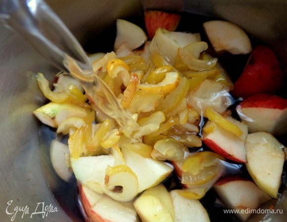 Наливаем воду (300 мл) из фильтра.