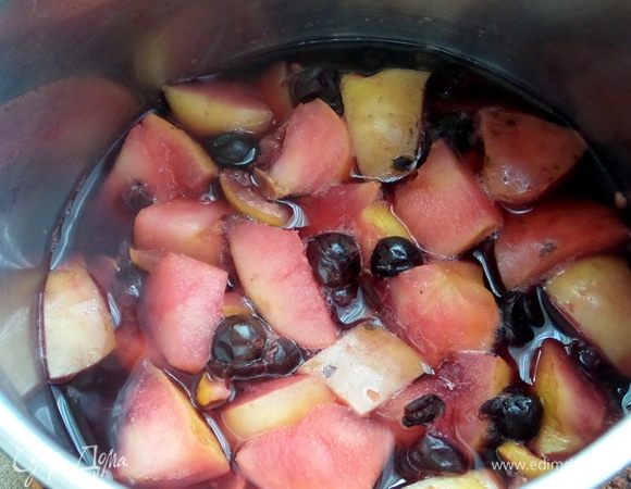 Доводим до кипения, немного варим на слабом огне, выключаем.