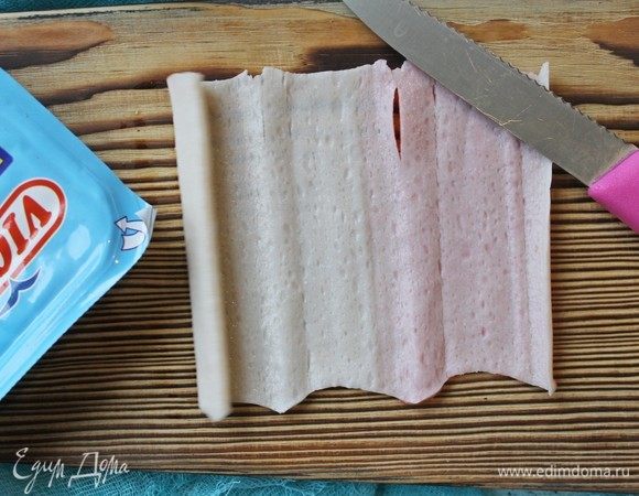 Крабовые палочки Vici развернем, разрежем вдоль, пополам.