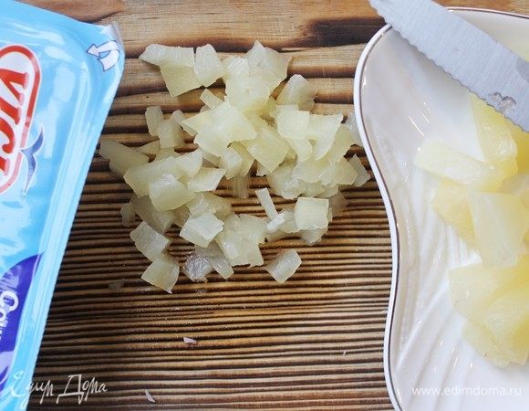 Ананасы тоже нарежем мелко.