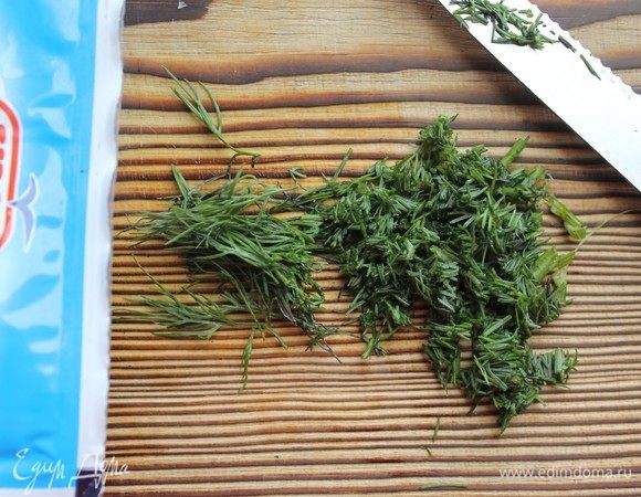 Укроп мелко режем.