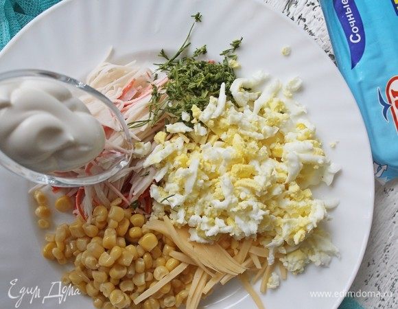 Соединяем все компоненты, заправляем майонезом, перемешиваем.