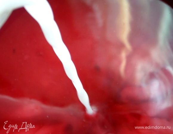 Отвар вернуть в кастрюлю, поставить на огонь и влить размешанный крахмал тонкой струйкой, помешивая.