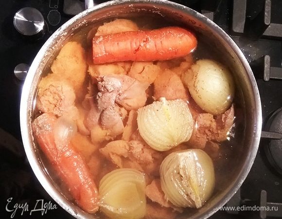 Сварить печень, лук и морковь. Остудить, посолить по вкусу и перемолоть блендером.
