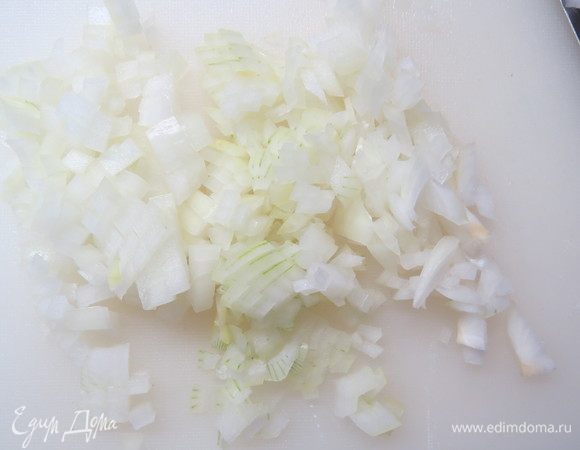 Репчатый лук мелко нарезать.