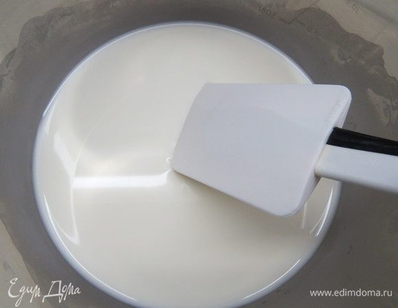 Приступаем к приготовлению соуса. Крахмал разводим в 65 мл холодной воды и добавляем сливки. Выливаем в кастрюльку и ставим на маленький огонь, постоянно помешивая.